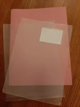 Chemises en plastique et papier