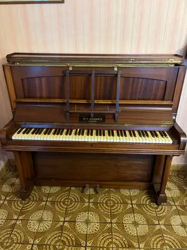 Piano : WH BARNES LONDON