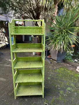 étagère verte en rotin