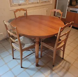 Table ronde en bois, avec rallonge, et 4 chaises