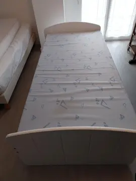 donne lit en bois bon etat + matelas en mousse