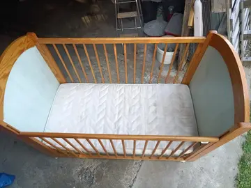 lit / berceau bébé en bois à roulettes