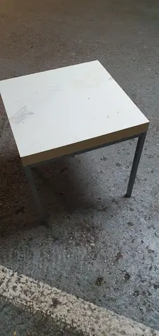 une petite table
