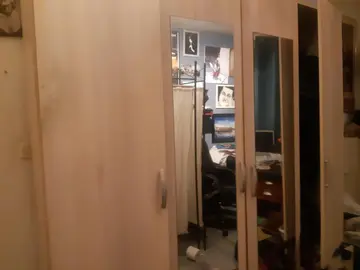 donne armoire 4 portes 2 miroirs 4 tiroirs ikea, elle penche d un côté et un tiroir est cassé