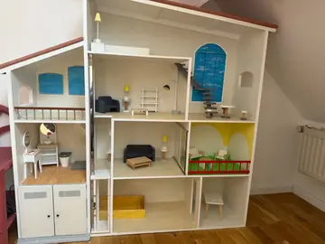 donne très grande maison de poupée