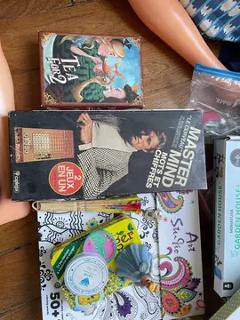 ensemble de jeux (cartes, construction, réflexion) pour enfants