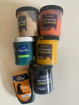 échantillons de peinture entamés