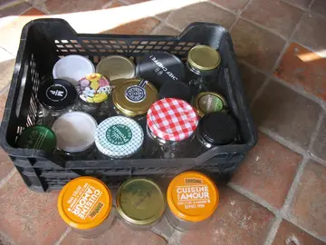 Lot de bocaux avec couvercles étiquettes ôtées