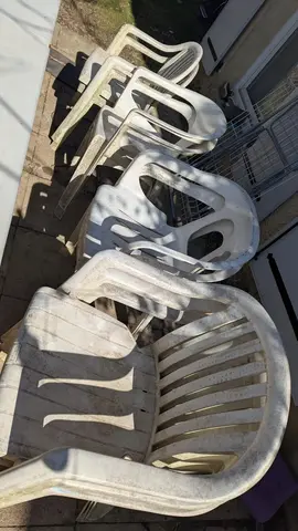 2 tables de jardin et 9 chaises