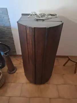 Coffre de rangement vertical pour verres