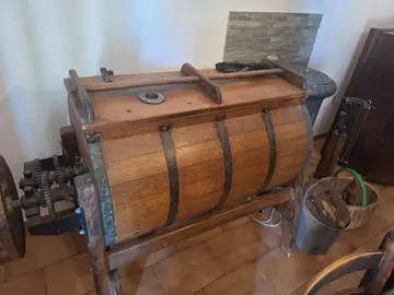 Baratte en bois aménagée à l'intérieur