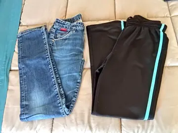 Un jeans et un pantalon jogging 12 ans