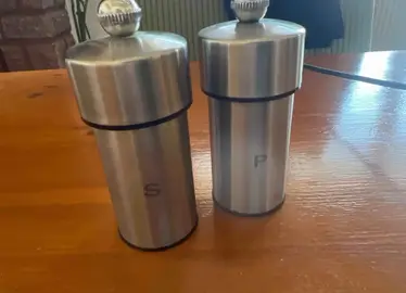 salière et poivrière en métal avec broyeur