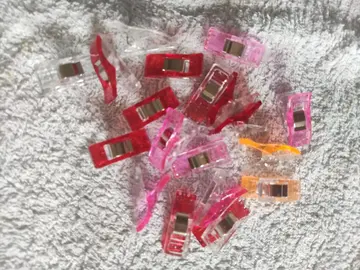 20 pinces à couture.