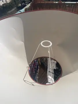 2 grands abat jours rouge et un plafonnier rouge