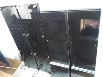 Meuble étagère laquée noire: rayé (usure), petites tâches grises à nettoyer, chevilles manquantes