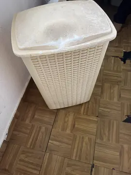 panier à linge a bien vécu mais peut encore être utile