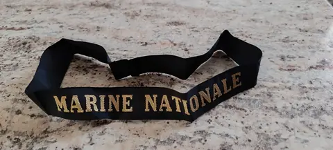 Un bandeau de casquette.