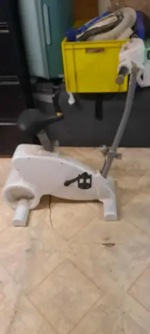 donne vélo pour wii à nettoyer et à changer la selle