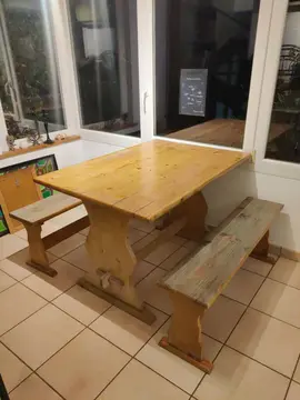 Table en bois et deux bancs