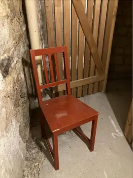 Chaise en bois rouge