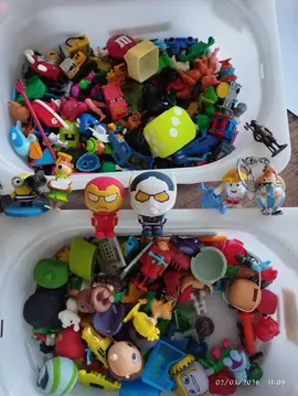plein de petits jouets