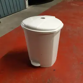 Poubelle de salle de bain