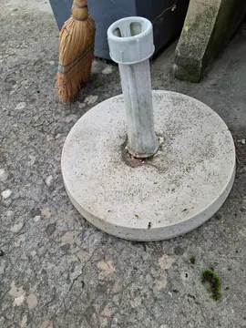 socle béton pour pied de parasol