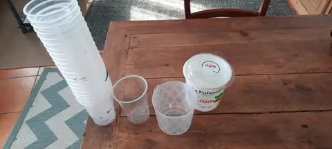 20 gobelets plastique et 1 pot