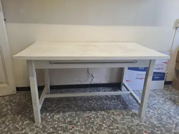 Table de cuisine en bois peint