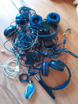 divers câbles, casques audio,souris