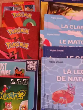 lot petits livres , et pochettes Pokémon/Panini