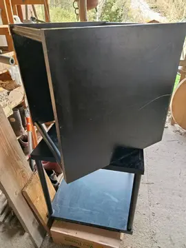 2 tables 50x50x50cm. noires mais à repeindre.