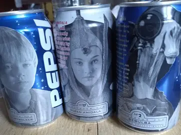 des canettes vides avec les portraits des acteurs de Star War