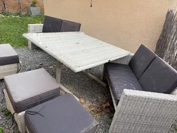 table de jardin avec trois poufs