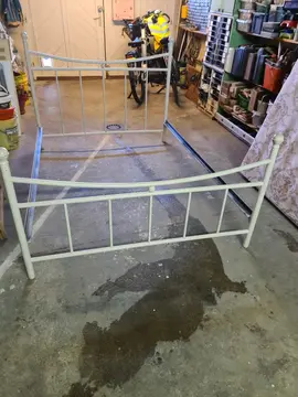 lit en métal très résistant et sommier à lattes en bois