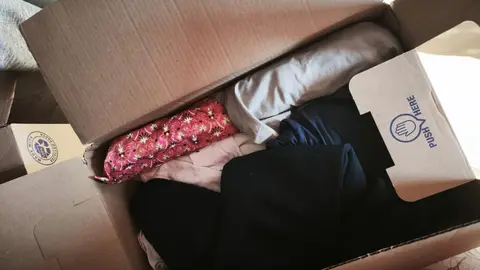 carton de vêtements divers