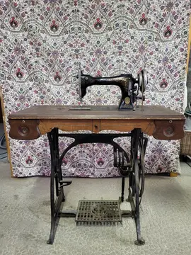 Machine à coudre marque Harrys début XXe siècle