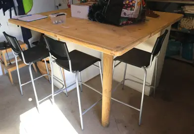 3 chaises pour une table haute