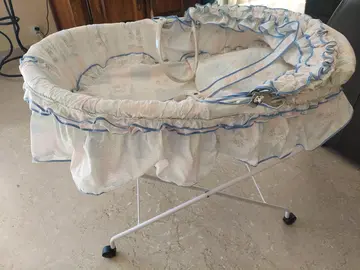 COUFFIN EN RTOIN BLANC SUR SUPPORT A ROULETTES