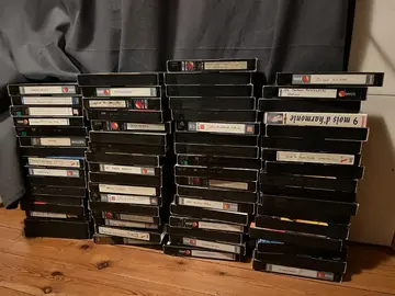 une centaine de cassettes VHS à ré-enregistrer