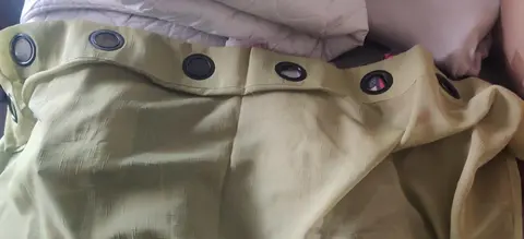 2 rideaux verts pistache un peu transparents