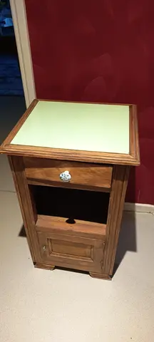 table de nuit ancienne, dessus en verre opalin