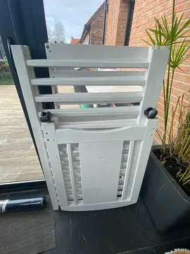 superbe lit en bois bébé robuste peint en blanc