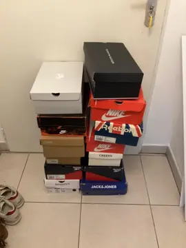 boîtes à chaussures de différentes marques.