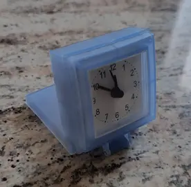 Petit réveil à pile.