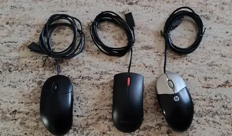 3 souris d'ordinateur.