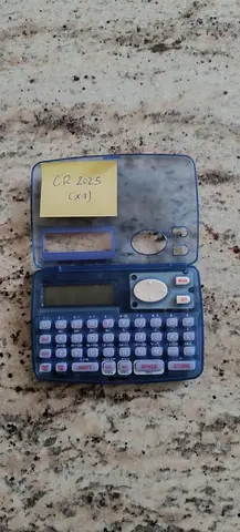 Une calculatrice (sans pile).