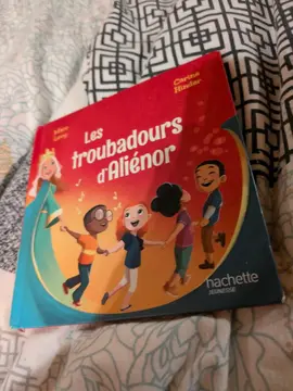 livre hachette Jeunesse : les troubadours d'Aliénor