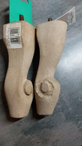2 pieds de meuble en hêtre